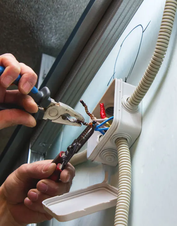 L-electricite-a-la-maison-conforme-et-economique2